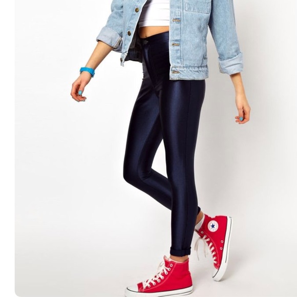 high top converse and leggings